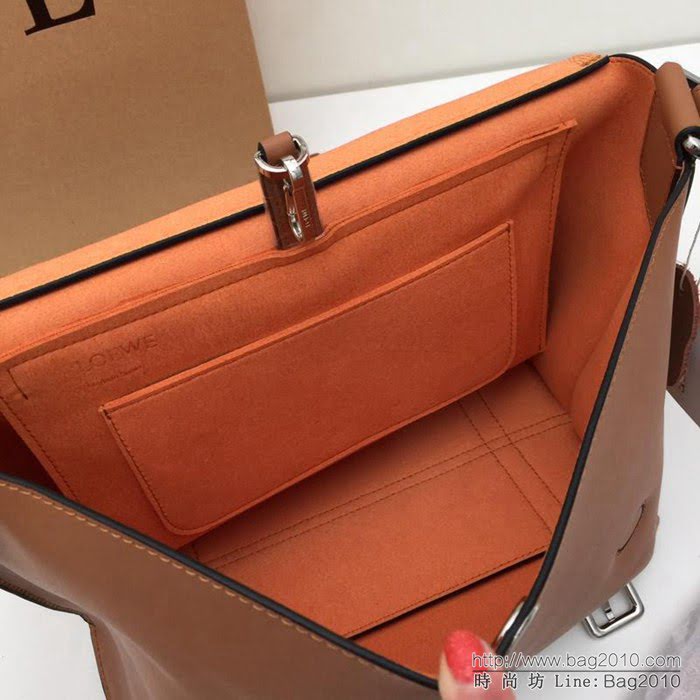 LOEWE羅意威 專櫃同步 經典百搭 明星同款 Military Messenger 信使包 0169 男女同款  jdl1026